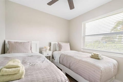 Sunshine Breeze Retreat #913 House in North Palm Beach