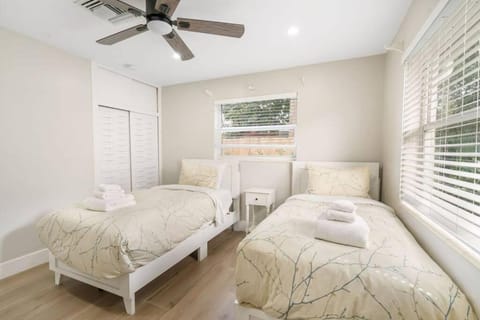 Sunshine Breeze Retreat #913 House in North Palm Beach