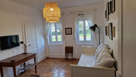 Bed, TV and multimedia, Living room, Seating area