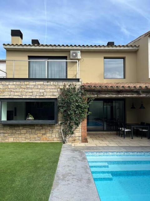 Property building, Day, Pool view, Swimming pool