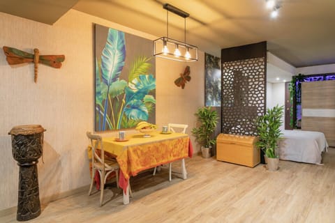 Seating area, Dining area