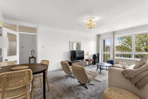 Communal lounge/ TV room, TV and multimedia, Living room, Lounge or bar, Dining area