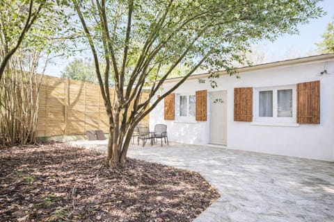 Property building, Patio, Facade/entrance, Balcony/Terrace