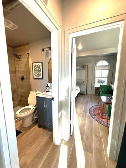 King Bed Suite-Free Parking-Prime Location Apartment in Windsor