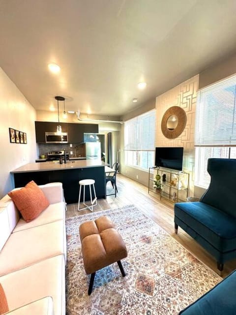 King Bed Suite-Free Parking-Prime Location Apartment in Windsor