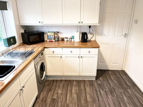 Coffee/tea facilities, oven, stove, toaster, washing machine, kitchen