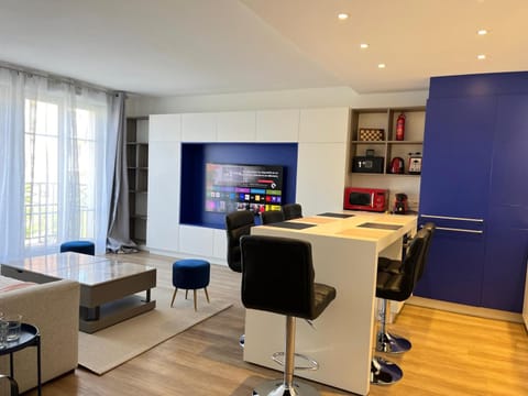 Day, TV and multimedia, Kitchen or kitchenette, Seating area, Dining area