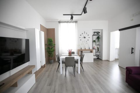 Communal lounge/ TV room, TV and multimedia, Living room, Dining area, Evening entertainment