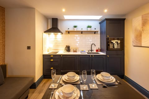Coffee/tea facilities, Kitchen or kitchenette, Dining area, stove