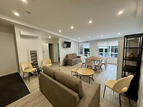 Communal lounge/ TV room, TV and multimedia, Living room, air conditioner