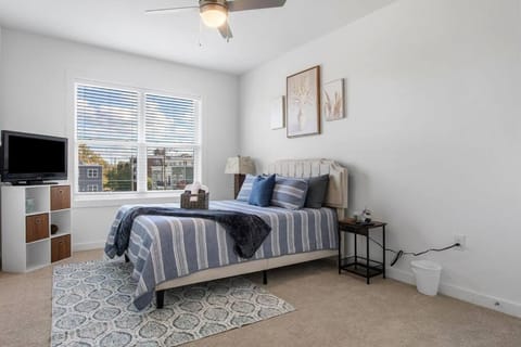 Bed, TV and multimedia, Photo of the whole room, Bedroom