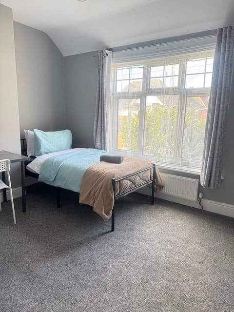 Shirley House 6, Guest House, Self Catering, Self Check in with smart locks, use of Fully Equipped Kitchen, close to City Centre, Ideal for Longer Stays, Excellent Transport Links Bed and Breakfast in Southampton