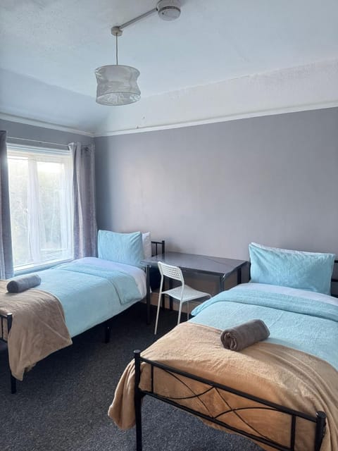 Shirley House 6, Guest House, Self Catering, Self Check in with smart locks, use of Fully Equipped Kitchen, close to City Centre, Ideal for Longer Stays, Excellent Transport Links Bed and Breakfast in Southampton