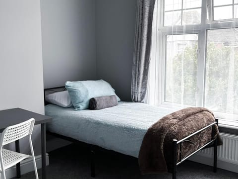 Shirley House 6, Guest House, Self Catering, Self Check in with smart locks, use of Fully Equipped Kitchen, close to City Centre, Ideal for Longer Stays, Excellent Transport Links Bed and Breakfast in Southampton