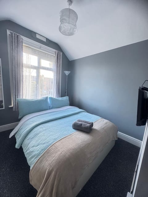 Shirley House 6, Guest House, Self Catering, Self Check in with smart locks, use of Fully Equipped Kitchen, close to City Centre, Ideal for Longer Stays, Excellent Transport Links Bed and Breakfast in Southampton