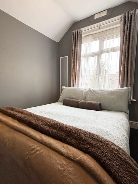 Shirley House 6, Guest House, Self Catering, Self Check in with smart locks, use of Fully Equipped Kitchen, close to City Centre, Ideal for Longer Stays, Excellent Transport Links Bed and Breakfast in Southampton