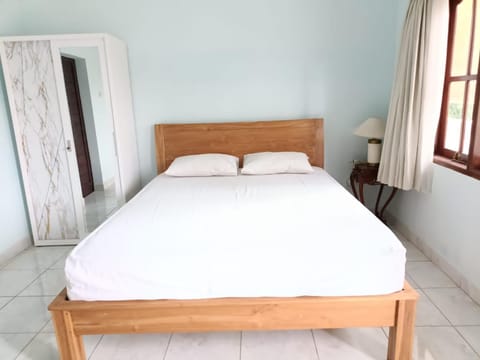 Property building, Bed, TV and multimedia, Photo of the whole room, Bedroom, Guests, minibar, air conditioner