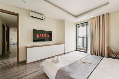 Communal lounge/ TV room, Bed, TV and multimedia, Photo of the whole room, Evening entertainment, Bedroom, towels, air conditioner