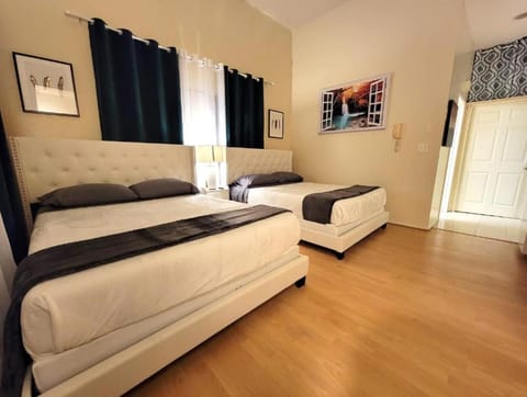 Spacious studio with two queen beds near Beverlywood 5 minutes to Rodeo Drive Apartment in Beverly Hills