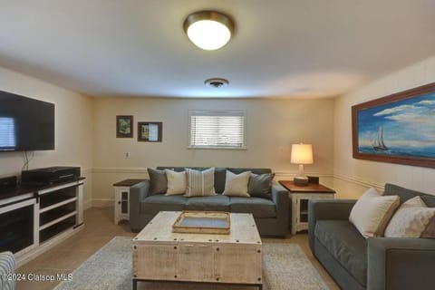 TV and multimedia, Living room, Seating area, Family