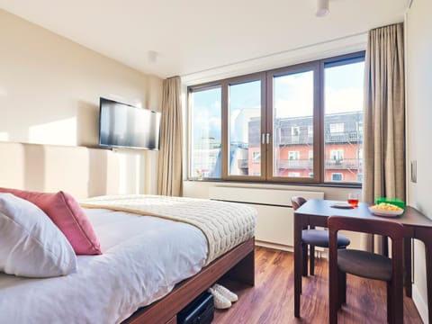 TV and multimedia, Seating area, Dining area, Bedroom