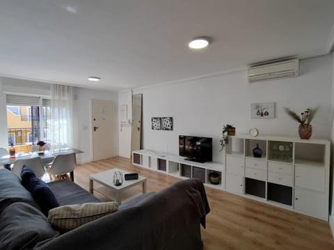 Communal lounge/ TV room, TV and multimedia, Living room, Seating area, air conditioner