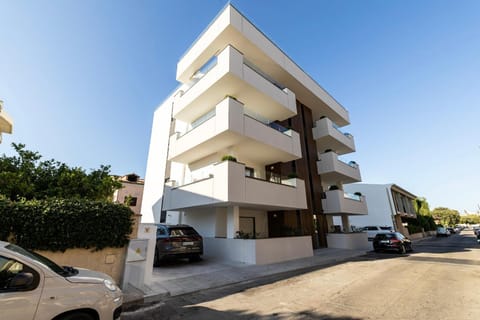 Property building, Neighbourhood, Street view, Location, Parking