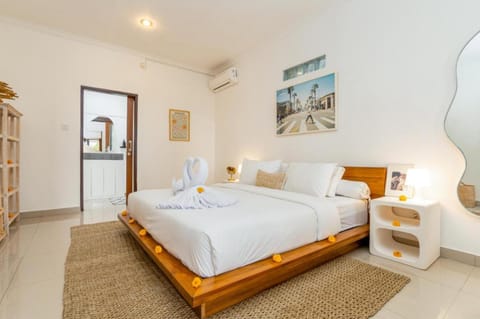 Bed, Photo of the whole room, Bedroom, towels, air conditioner