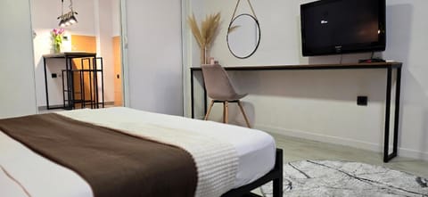 Bed, TV and multimedia, Evening entertainment, Bedroom