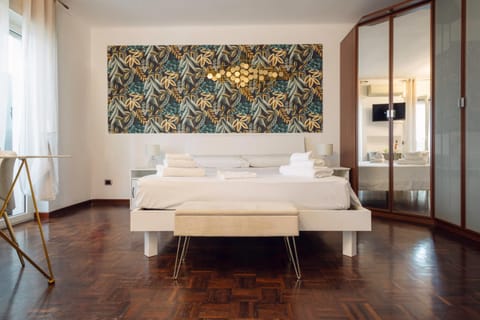 Bed, Living room, Photo of the whole room, Seating area, Dining area, Bedroom