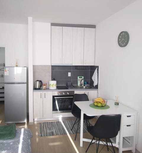 Coffee/tea facilities, Kitchen or kitchenette, Dining area, minibar, oven, stove