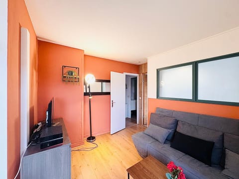 Logement Entier 2 Pièces Avec Grande Terasse Proche Gare Apartment in Île-de-France