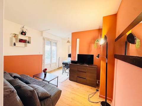 Logement Entier 2 Pièces Avec Grande Terasse Proche Gare Apartment in Île-de-France