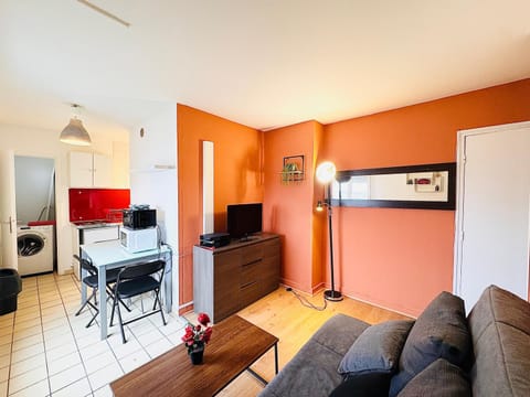 Logement Entier 2 Pièces Avec Grande Terasse Proche Gare Apartment in Île-de-France