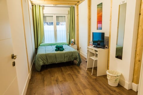 Bed, TV and multimedia, Photo of the whole room, Bedroom, towels