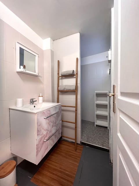 Studio Saint Denis Apartment in Saint-Denis, France