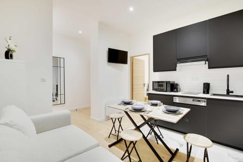 Facade/entrance, TV and multimedia, Kitchen or kitchenette, Living room, Dining area