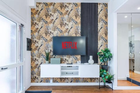 TV and multimedia, Living room, Evening entertainment