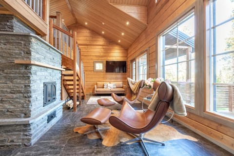 Communal lounge/ TV room, Living room, Seating area, fireplace