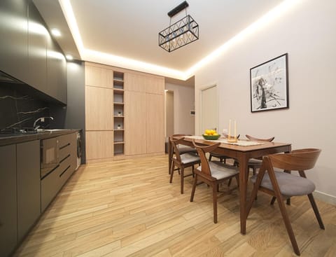 Kitchen or kitchenette, Living room, Seating area, Dining area