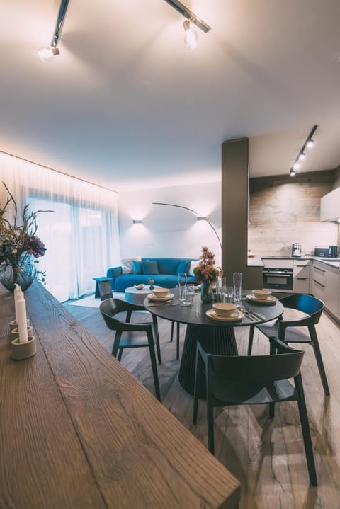 Kitchen or kitchenette, Living room, Seating area, Dining area