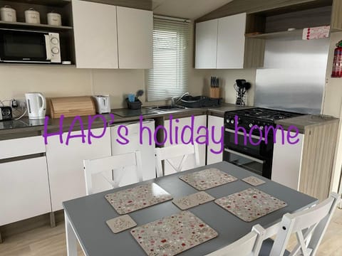 Kitchen or kitchenette, Dining area, microwave, oven, stove, toaster