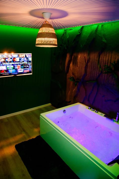 Communal lounge/ TV room, Hot Tub, Hot Tub, TV and multimedia