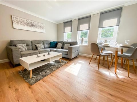 Central two bedroom, Free private parking Apartment in Glasgow