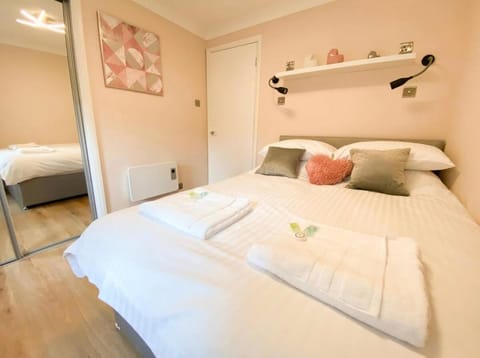 Central two bedroom, Free private parking Apartment in Glasgow