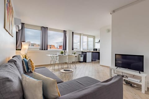 Communal lounge/ TV room, TV and multimedia, Kitchen or kitchenette, Living room, Seating area, Dining area, Evening entertainment