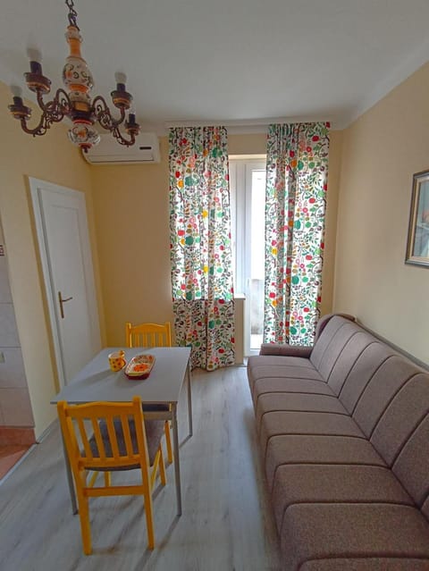 Bed, Living room, Photo of the whole room, Seating area, Dining area