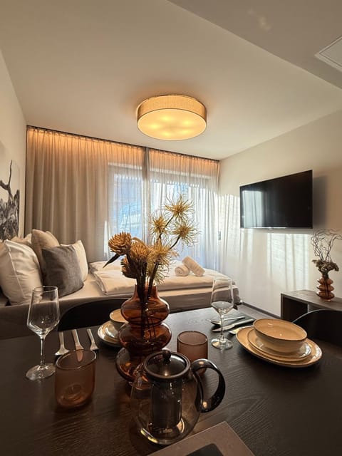 Bed, TV and multimedia, Seating area, Dining area, towels