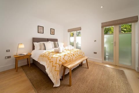 Watersmeet Edge, Terrace, 2BR and 2BA, River Views, Parking Apartment in West Somerset District