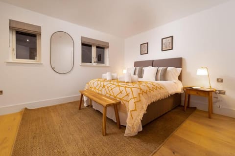 Watersmeet Edge, Terrace, 2BR and 2BA, River Views, Parking Apartment in West Somerset District